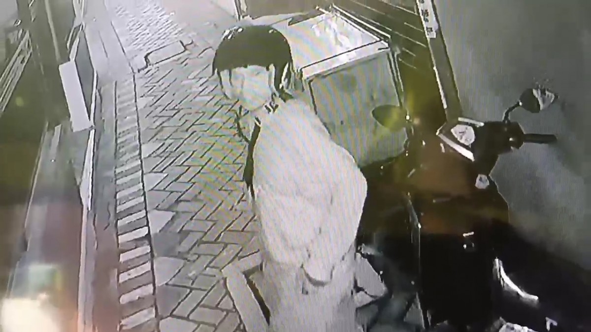 Wajah pelaku tidak seram, tapi terekam CCTV sebelum beraksi di tempat kos di Rungkut Kidul Surabaya. (foto: Tangkapan layar video CCTV).