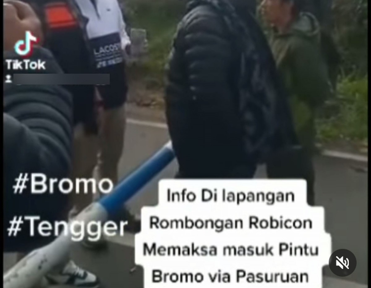 Rombongan Rubicon dan Land Cruiser saat memaksa masuk Lautan Pasir Gunung Bromo dan dihadang petugas TNBTS (Foto: Tangkapan layar video viral)