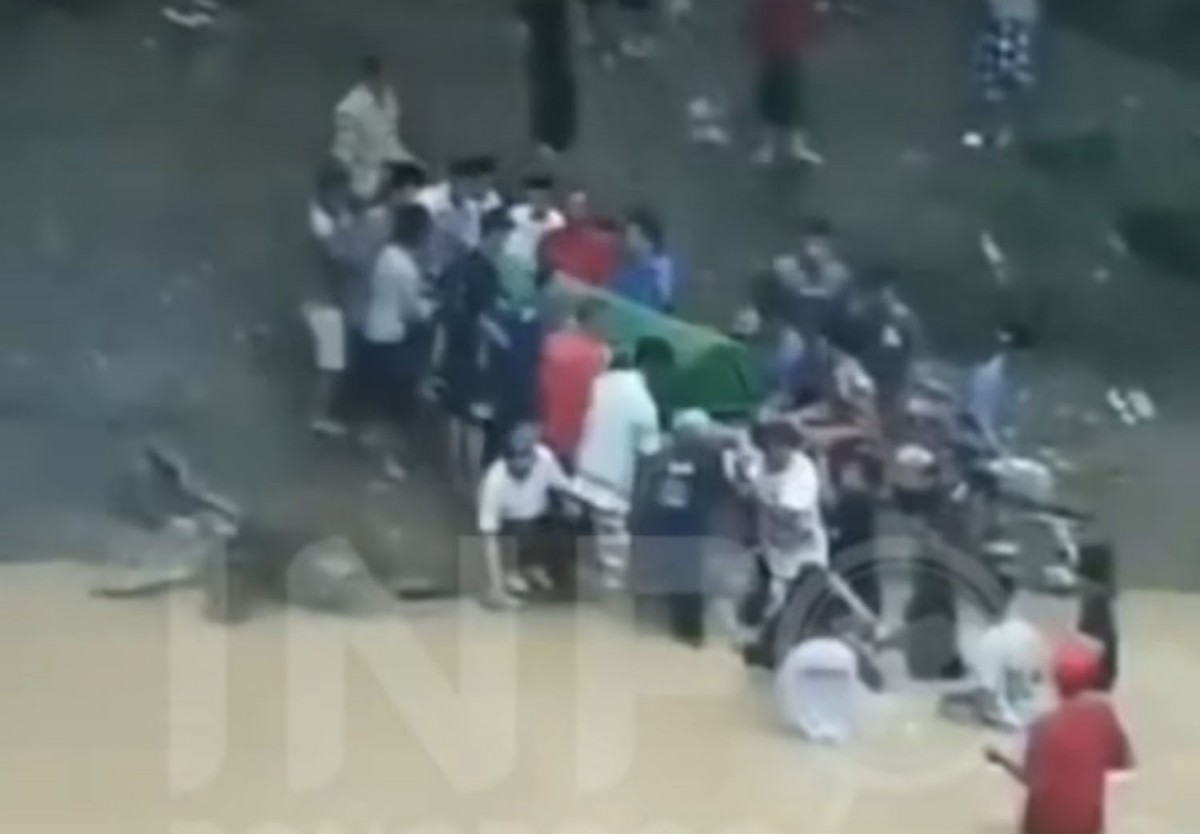 Warga membawa keranda jenazah menerjang arus sungai di Ponorogo (Foto: Tangkapan layar video akun Instagram @infoponorogo)
