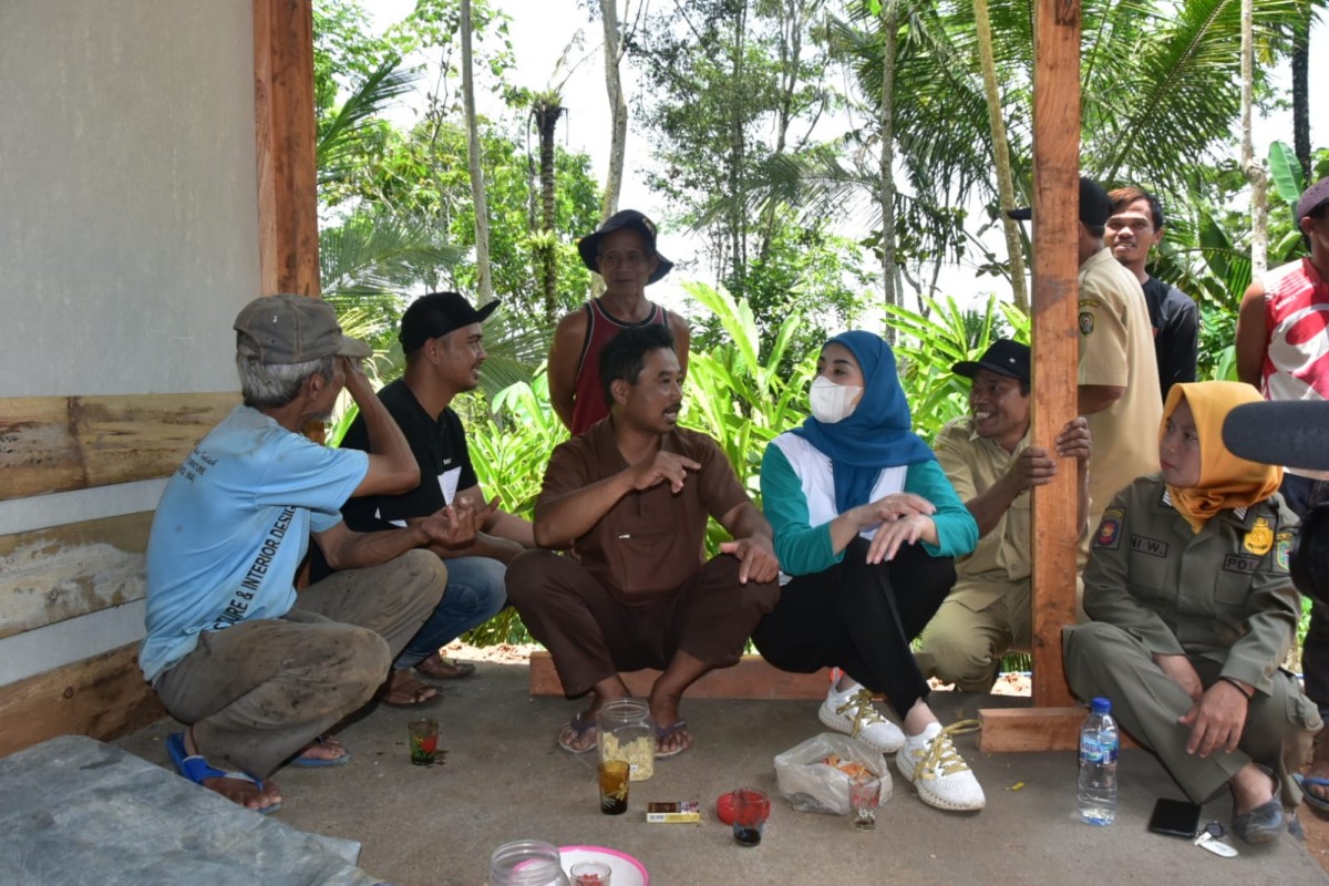 Ketua TP PKK Trenggalek, Novita Hardini saat mengunjungi korban longsor. (foto: Kominfo Trenggalek for jatimnow.com)