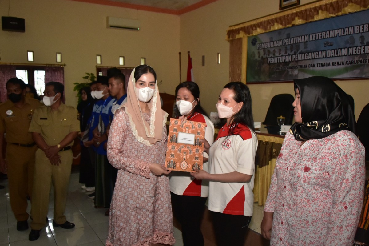 Ketua Dekranasda Trenggalek, Novita Hardini saat membuka pelatihan kerja. (Foto-foto: Kominfo Trenggalek/jatimnow.com)