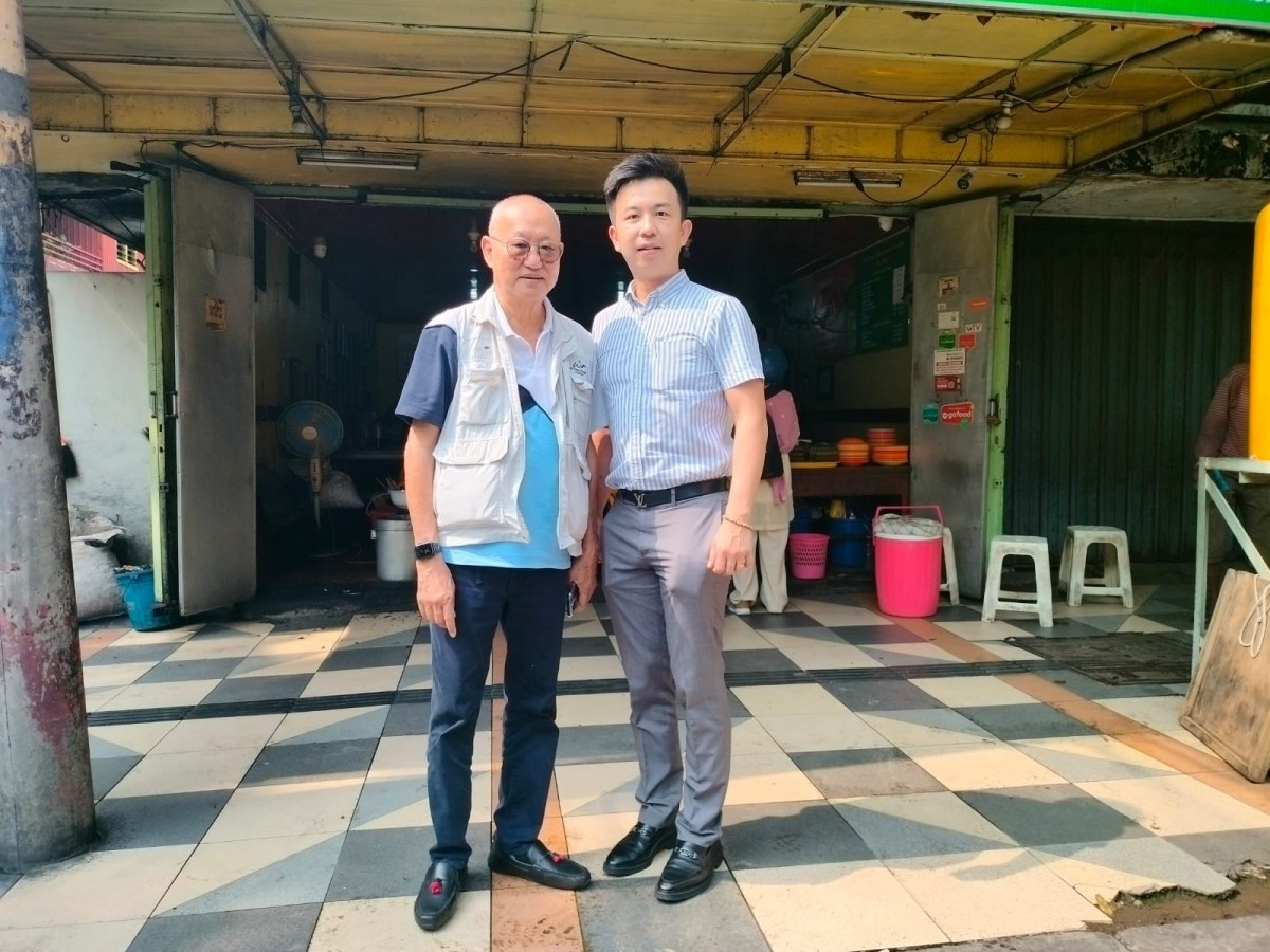 Pakar Kuliner Indonesia William Wongso bersama pengusaha muda Surabaya, Sugiarto Wijono (Foto: Dayat fot jatimnow.com)