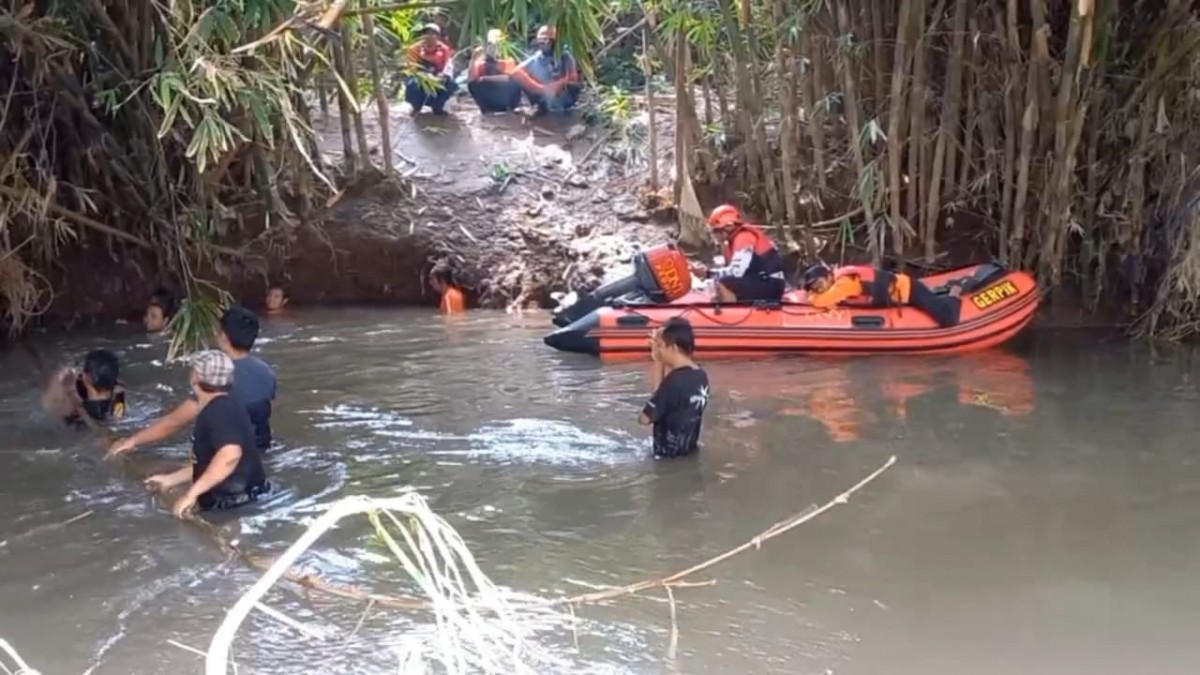 Petugas saat melakukan proses pencarian di sungai Song. (Foto: Bramanta Pamungkas/jatimnow.com)