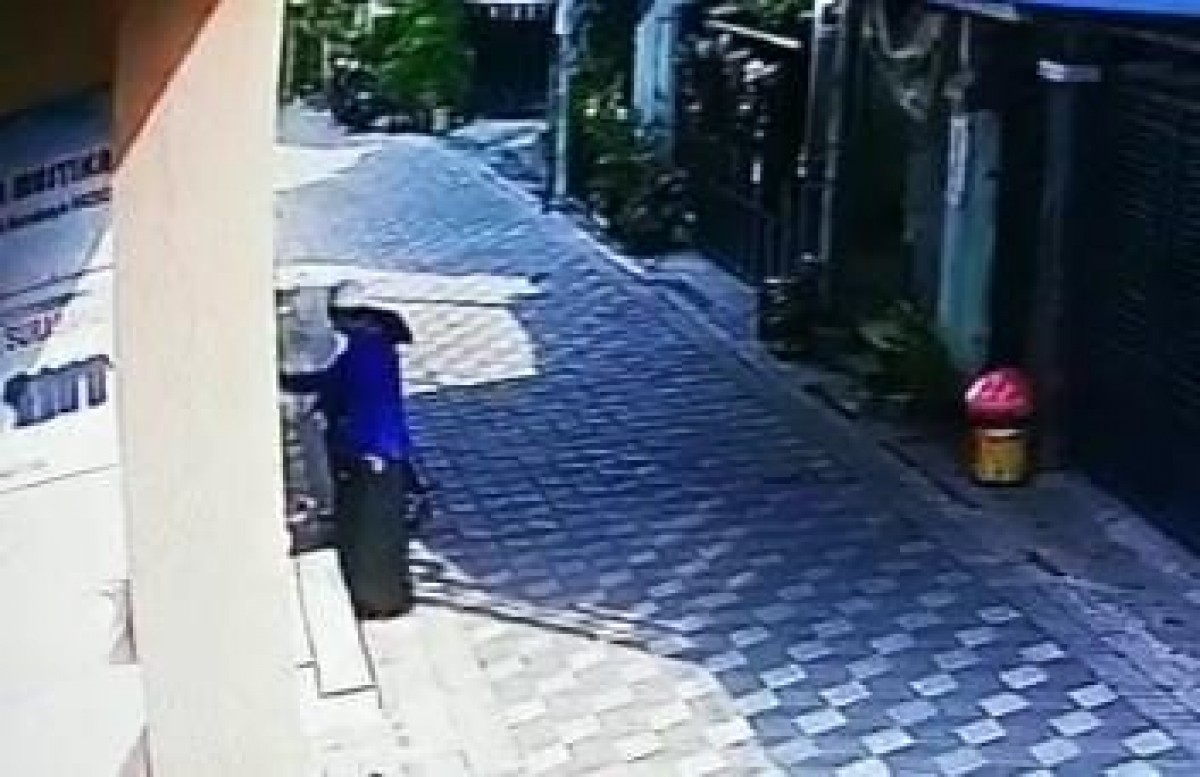 Pria terduga pembobol kotak amal musala di Tenggilis, Surabaya (Foto: Tangkapan layar video CCTV)