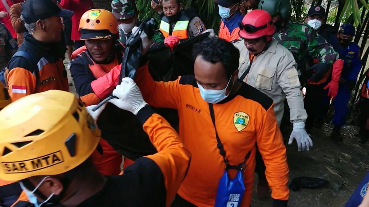 Petugas mengevakuasi jenazah korban.(Foto: Bramanta Pamungkas/jatimnow.com)