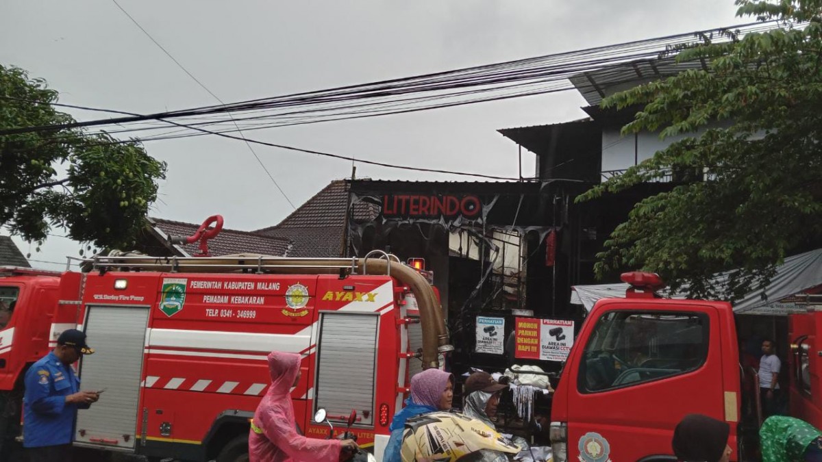 Kebarakan di percetakan CV Literindo. (Foto: Danramil 0810/29 Dau for jatimnow.com)