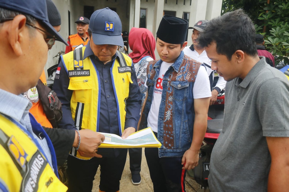 Bupati Mochamad Nur Arifin saat meninjau lokasi banjir. (foto: Kominfo Trenggalek for jatimnow.com)