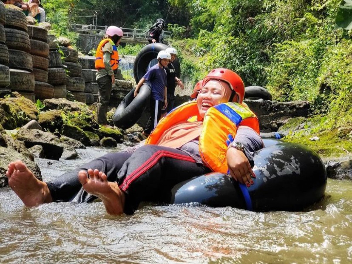 Atraksi seru di Kali Kembangan bisa memberikan sensasi wisata di Desa Keling. (foto: instagram dewatakeling)