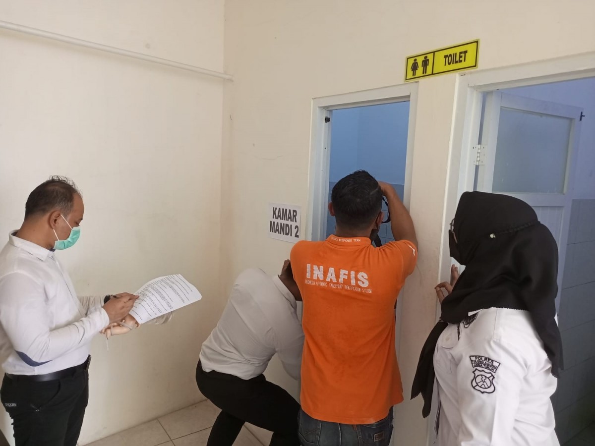 Polisi saat melakukan rekonstruksi kasus pembuangan bayi di toilet Dispendikpora Tulungagung (Foto: Dok. Humas Polres Tulungagung)