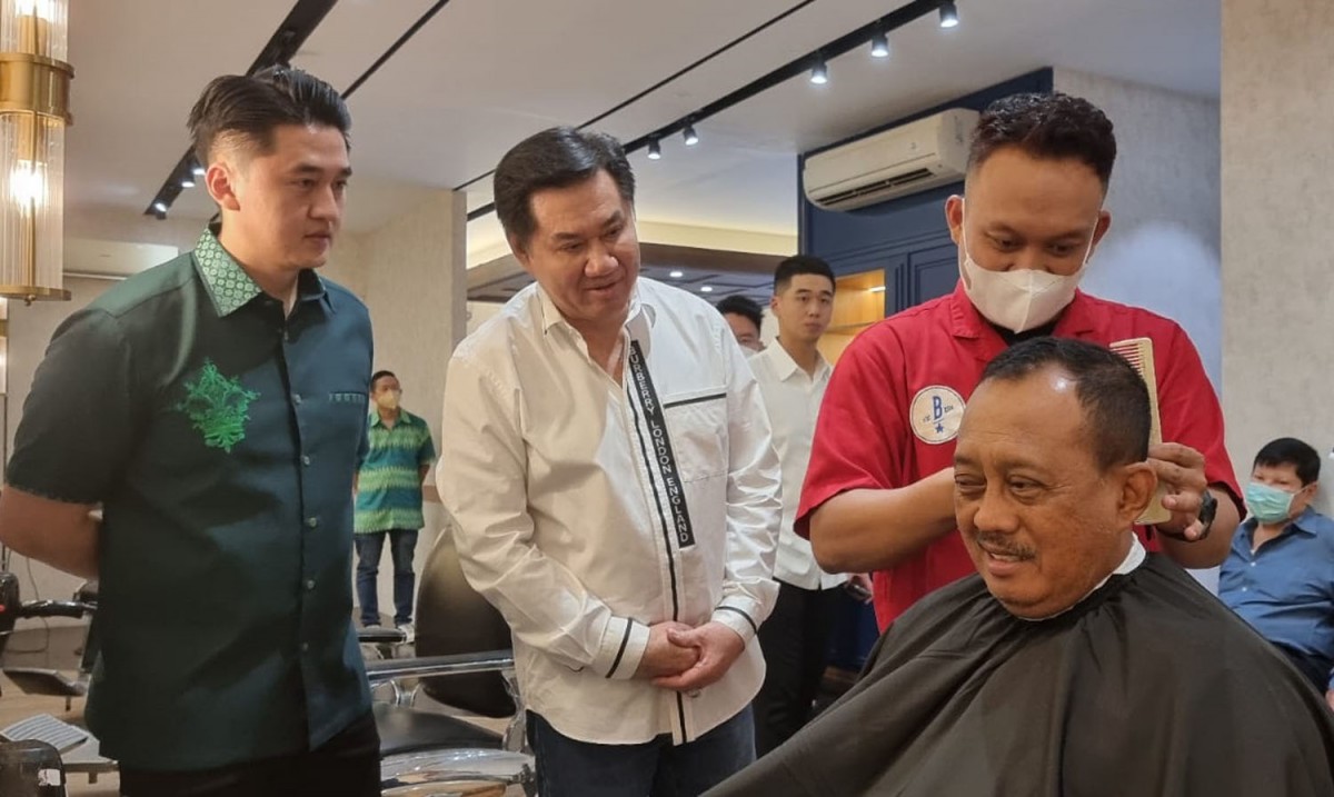 Armuji saat mencoba treatment yang ada di Broadway Barbershop Kris Kencana Surabaya (Foto: Miko for jatimnow.com)