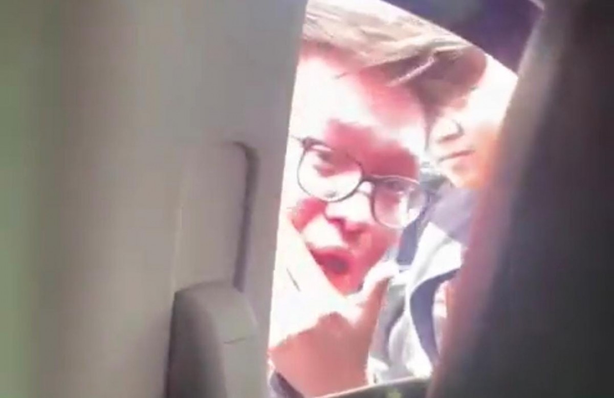 Pria berkacamata yang dipukul pakai tongkat baseball di Surabaya (Foto: Tangkapan layar video viral))