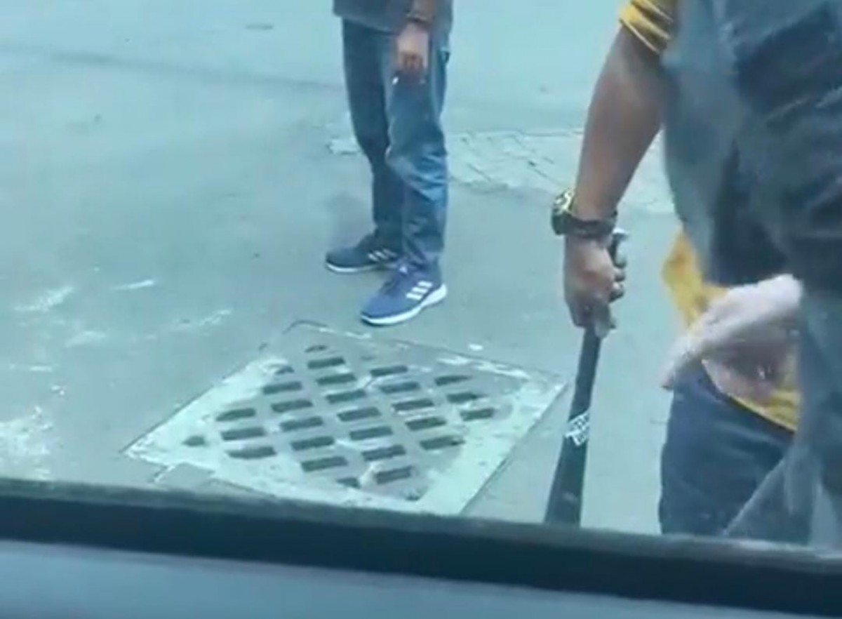 Tongkat baseball yang dipakai pelaku memukul pria berkacamata di Surabaya (Foto-foto: Tangkapan layar video viral)