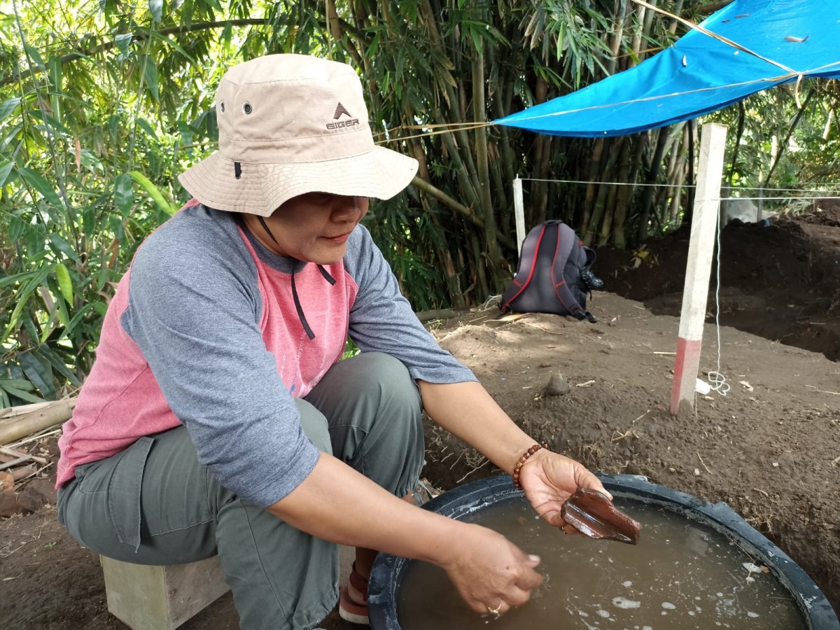 Petugas BPK wilayah XI saat melakukan eskavasi di Blitar (Foto: Dok. BPK Wilayah XI Jawa Timur)