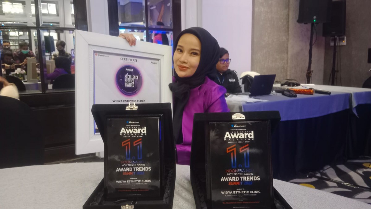 dr. Ayu Widyaningrum Master of AAAM meraih penghargaan di acara "Award Trends Summit 2022" atas inovasinya di bidang dermatologi aesthetic yakni Red Pine Oxygenase. (