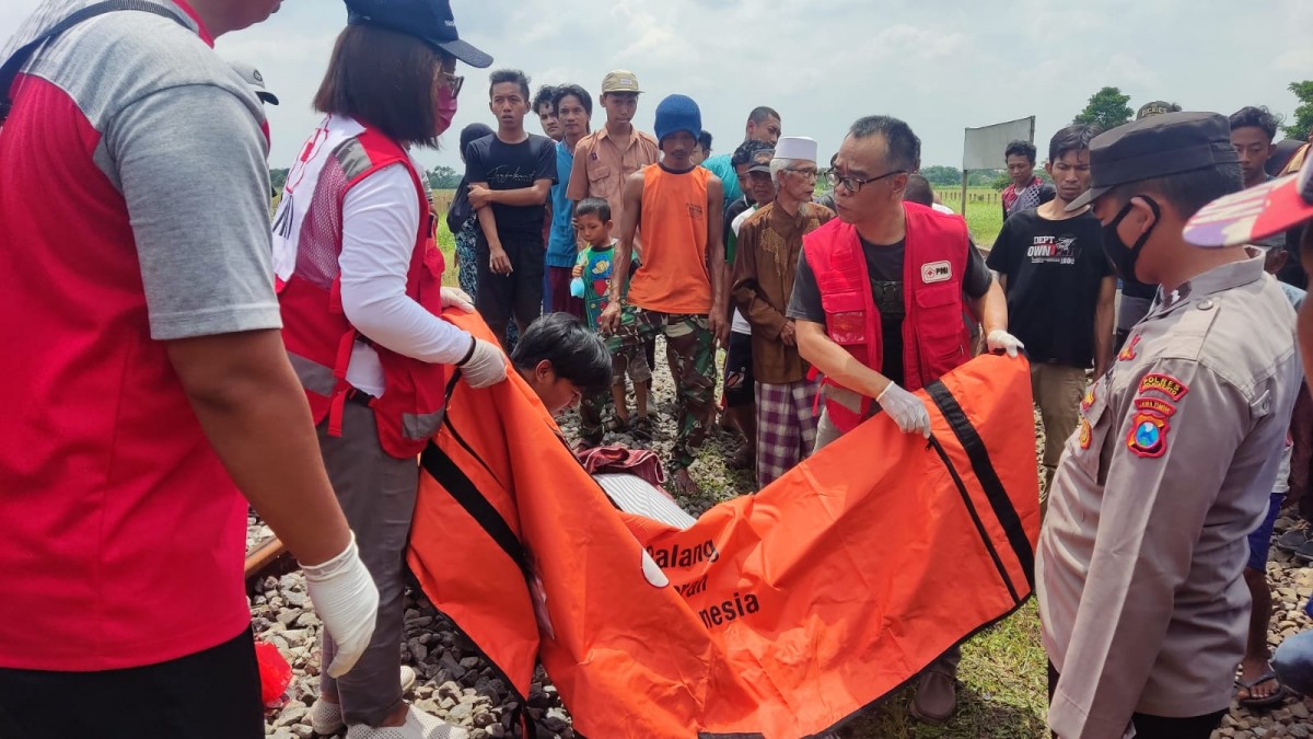 Proses evakuasi korban tewas. (Foto: Grup relawan for jatimnow.com)