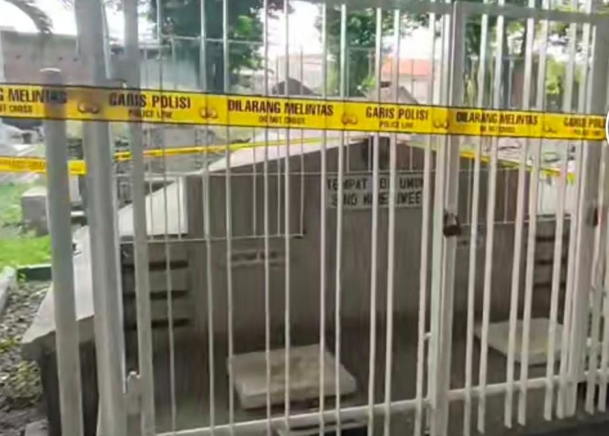 Lokasi patung hilang dipasang garis polisi (Foto-foto: Tangkapan layar video akun TikTok Dwi Budi Santoso)