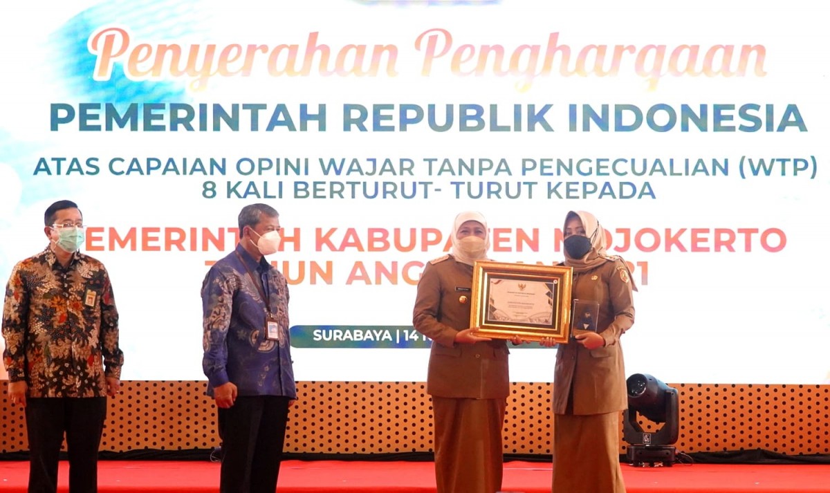 Gubernur Jatim Khofifah Indar Parawansa memberikan piagam opini WTP ke Bupati Mojokerto Ikfina Fahmawati (Foto: Diskominfo Kabupaten Mojokerto)