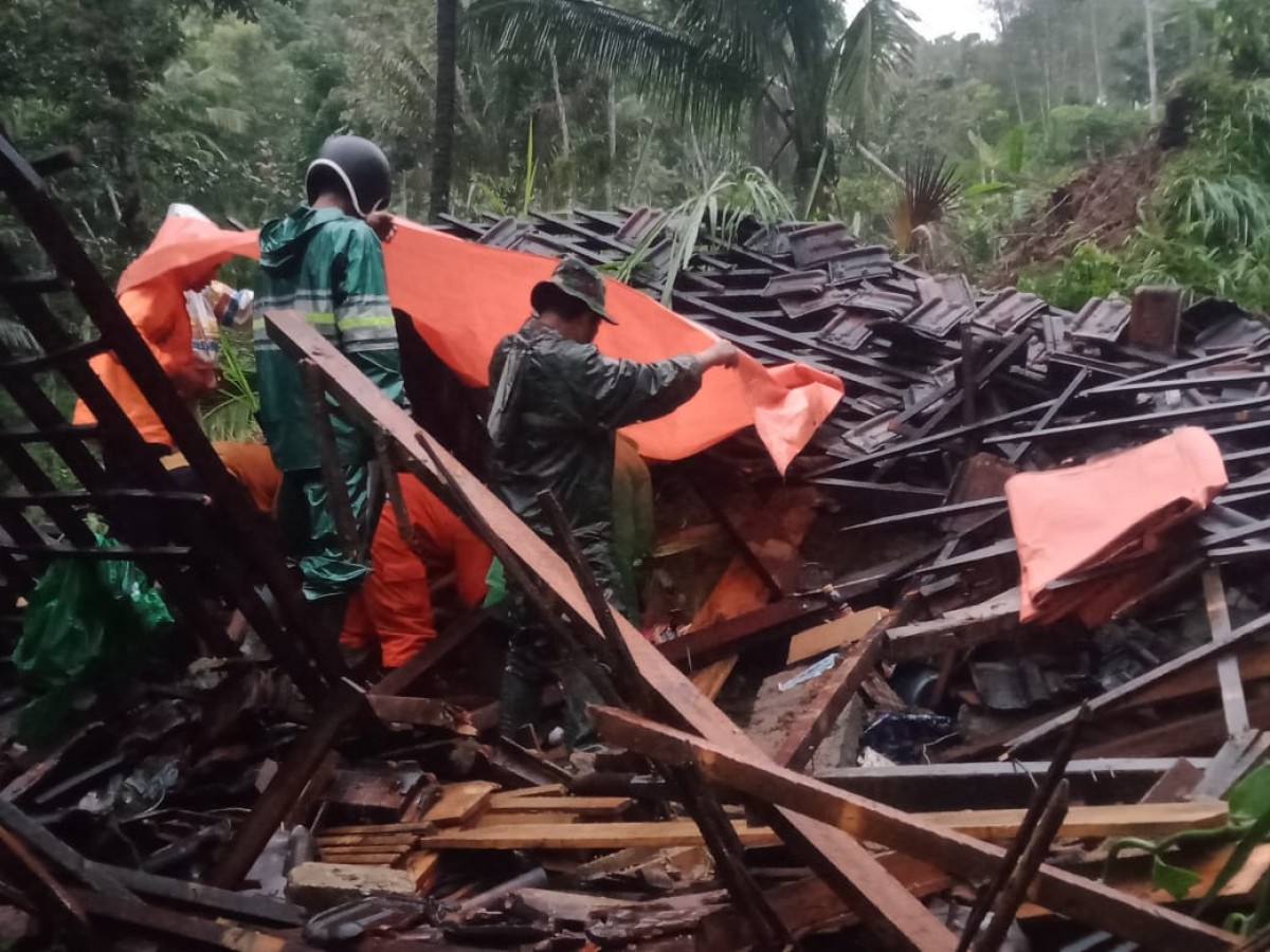 Proses evakuasi rumah yang ambruk di Pagerwojo, Tulungagung. (foto: Polres Tulungagung for jatimnow.com)