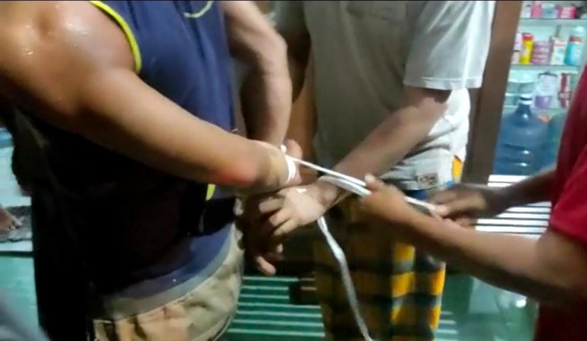 Pelaku saat diamankan warga. (Foto: Sholahuddin for jatimnow.com)