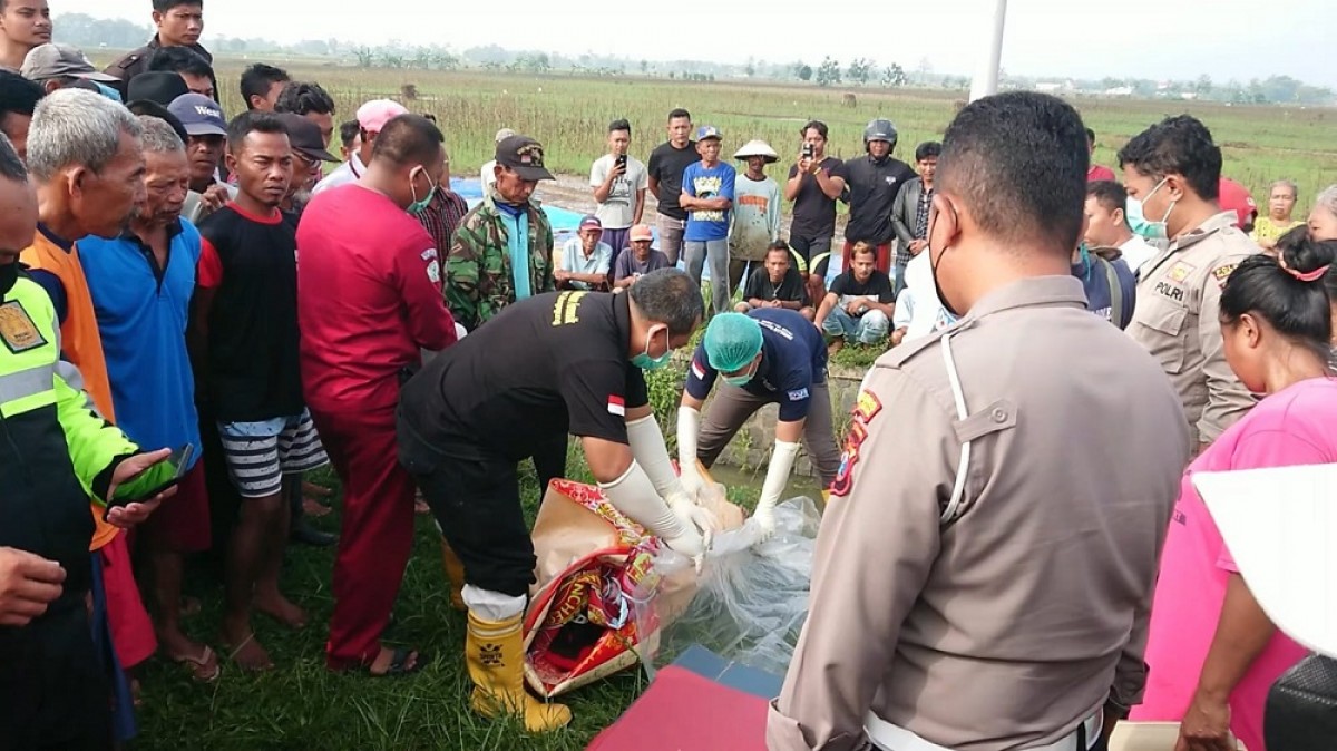 Korban tewas di parit saat dievakuasi. (Foto: Bramanta Pamungkas/jatimnow.com)