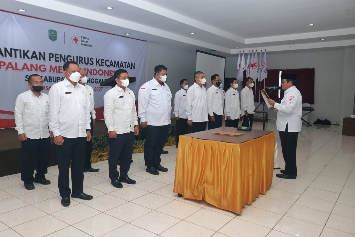 Bupari Trenggalek, Mochamad Nur Arifin saat melantik pengurus PMI periode 2022-2027. (Kominfo Trenggalek for jatimnow.com)