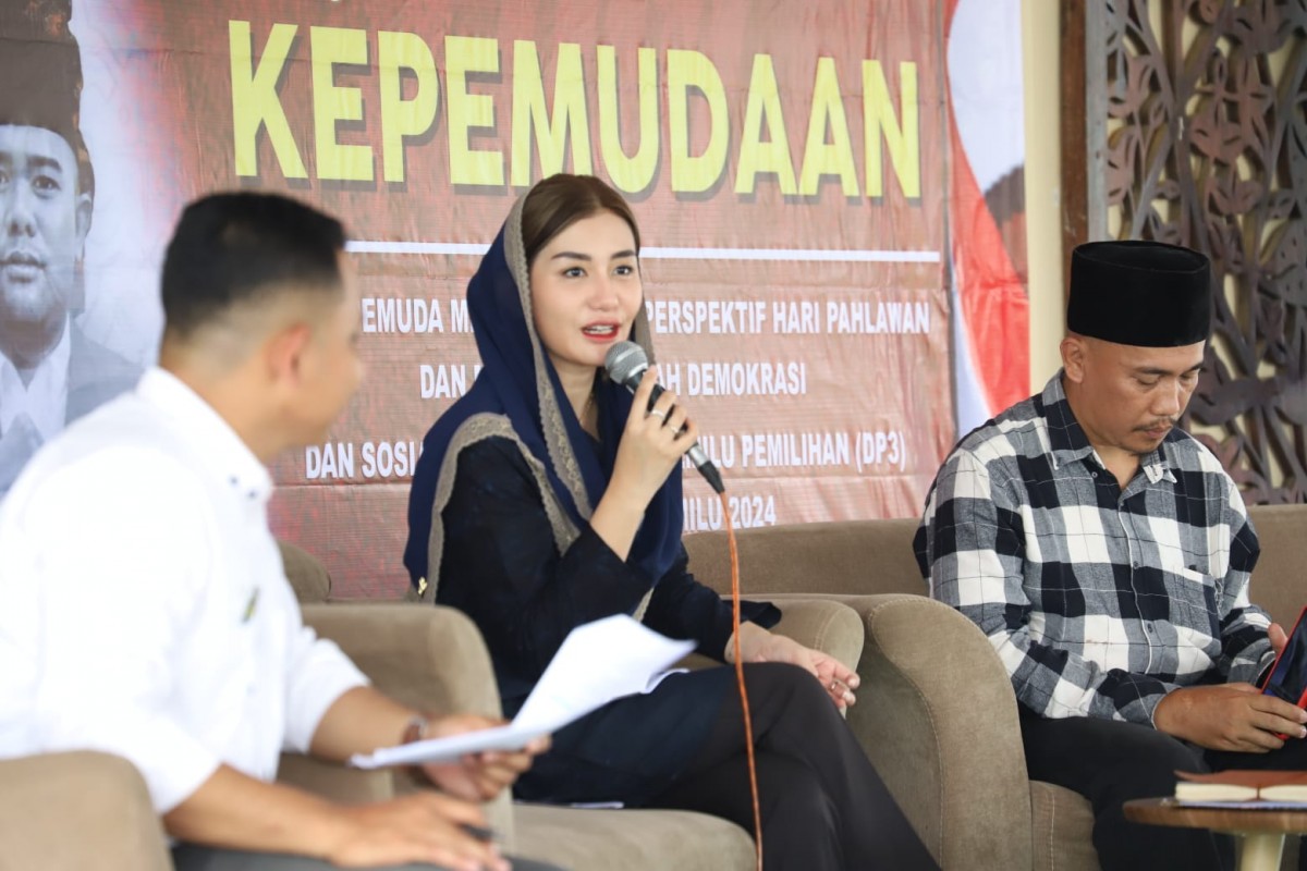 Ketua TP PKK Trenggalek, Novita Hardini saat mengisi seminar. (foto: Kominfo Trenggalek for jatimnow.com)