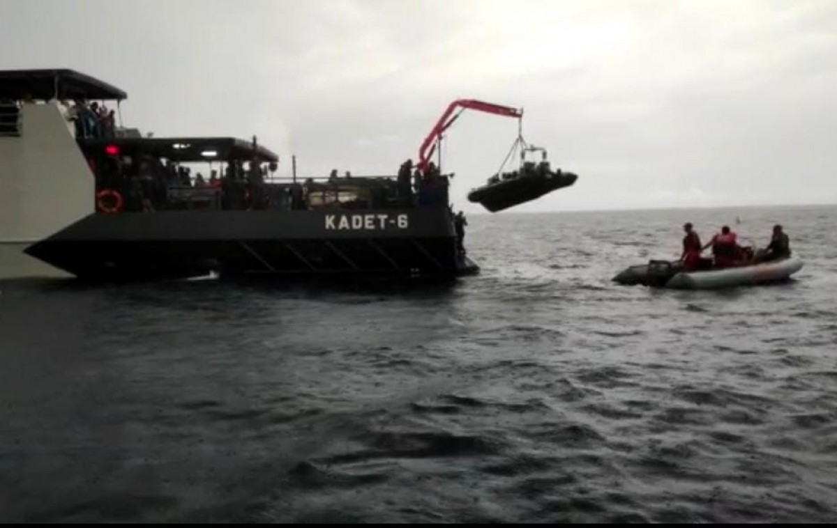 Evakuasi penumpang KM Mutiara Timur I yang terbakar di Selat Bali. (foto: basarnas Bali for jatimnow.com)