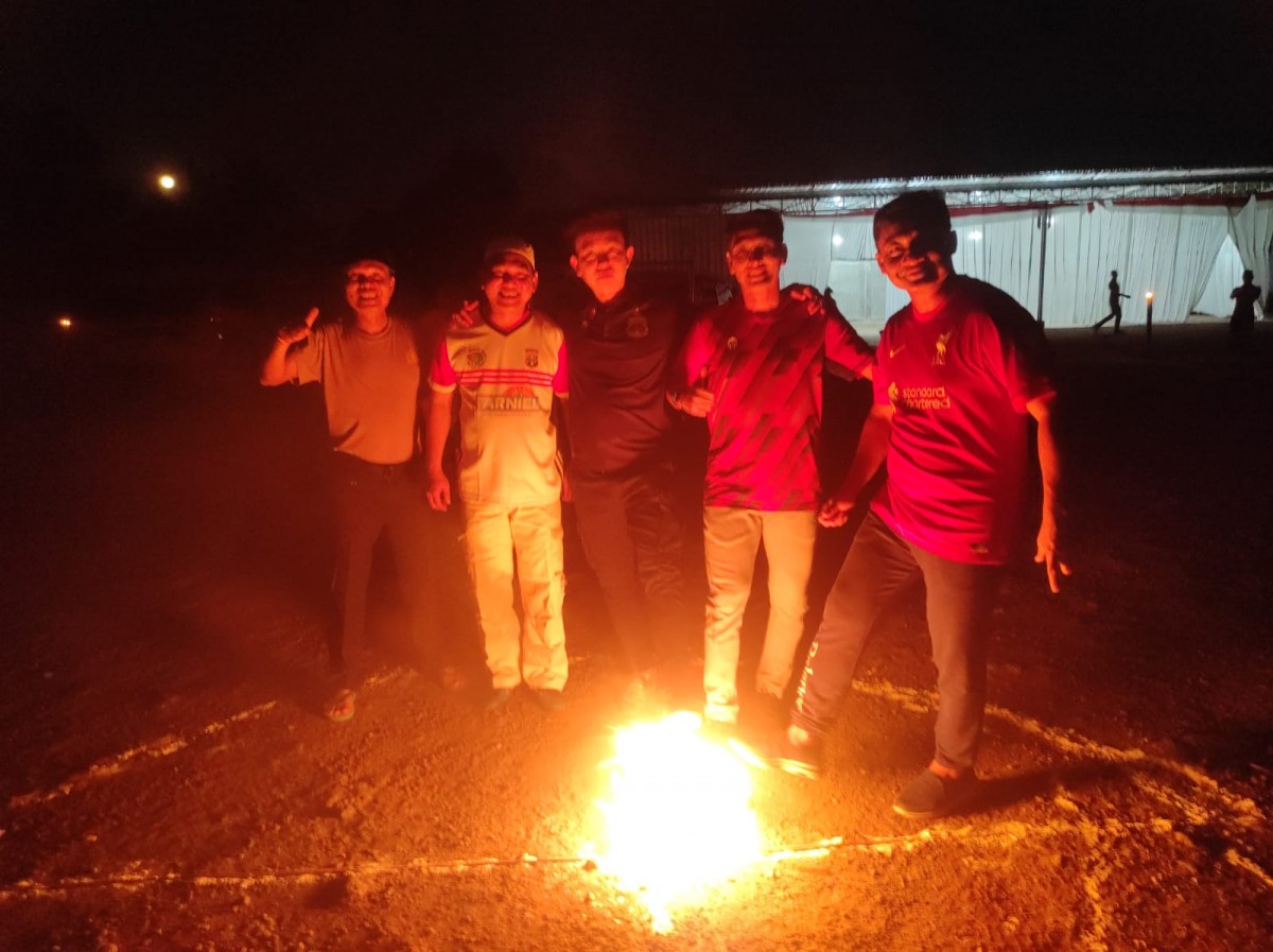 Asyiknya Main Sepak Bola Api di Malam Hari