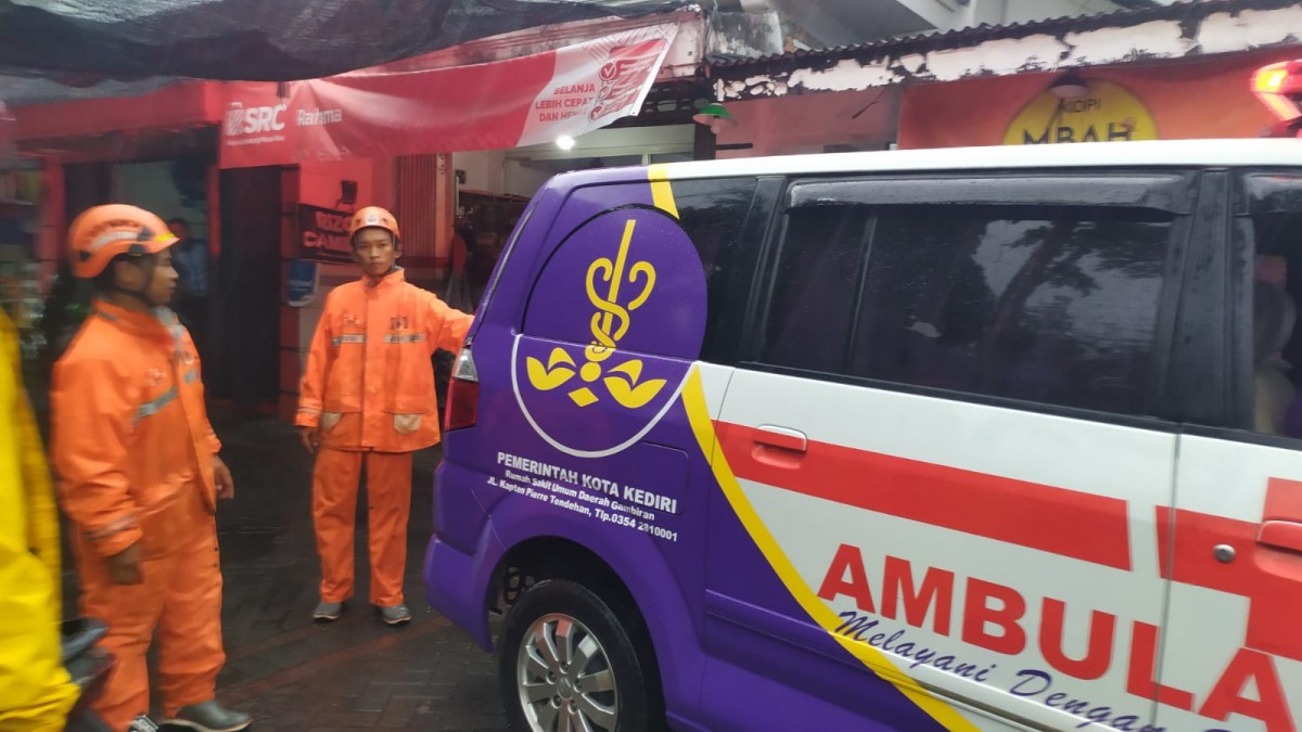 Petugas BPBD saat mengevakuasi korban. (Foto: BPBD Kota Kediri for jatimnow.com)