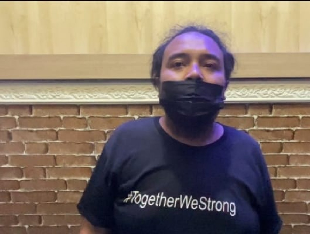 Pemotor yang dipukuli massa buruh saat melapor ke Mapolsek Tegalsari, Surabaya (Foto: Fahrizal Tito/jatimnow.com)