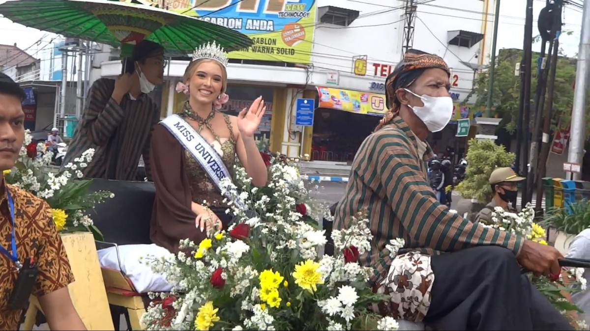Miss Universe Switzerland Alia Guindi saat dikirab dan menari. (Foto-foto: Bramanta Pamungkas/jatimnow.com)