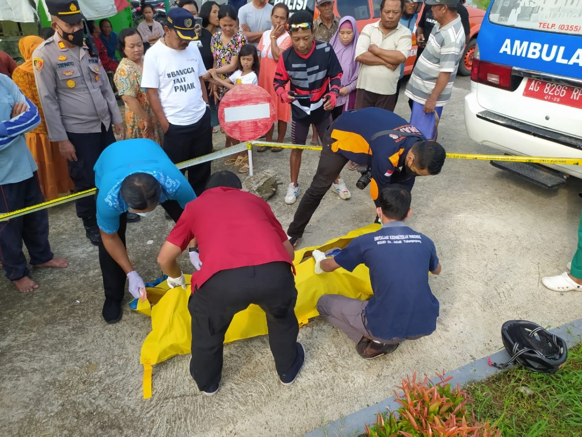 Polisi saat melakukan olah TKP.  (foto Polres Tulungagung for jatimnow.com)