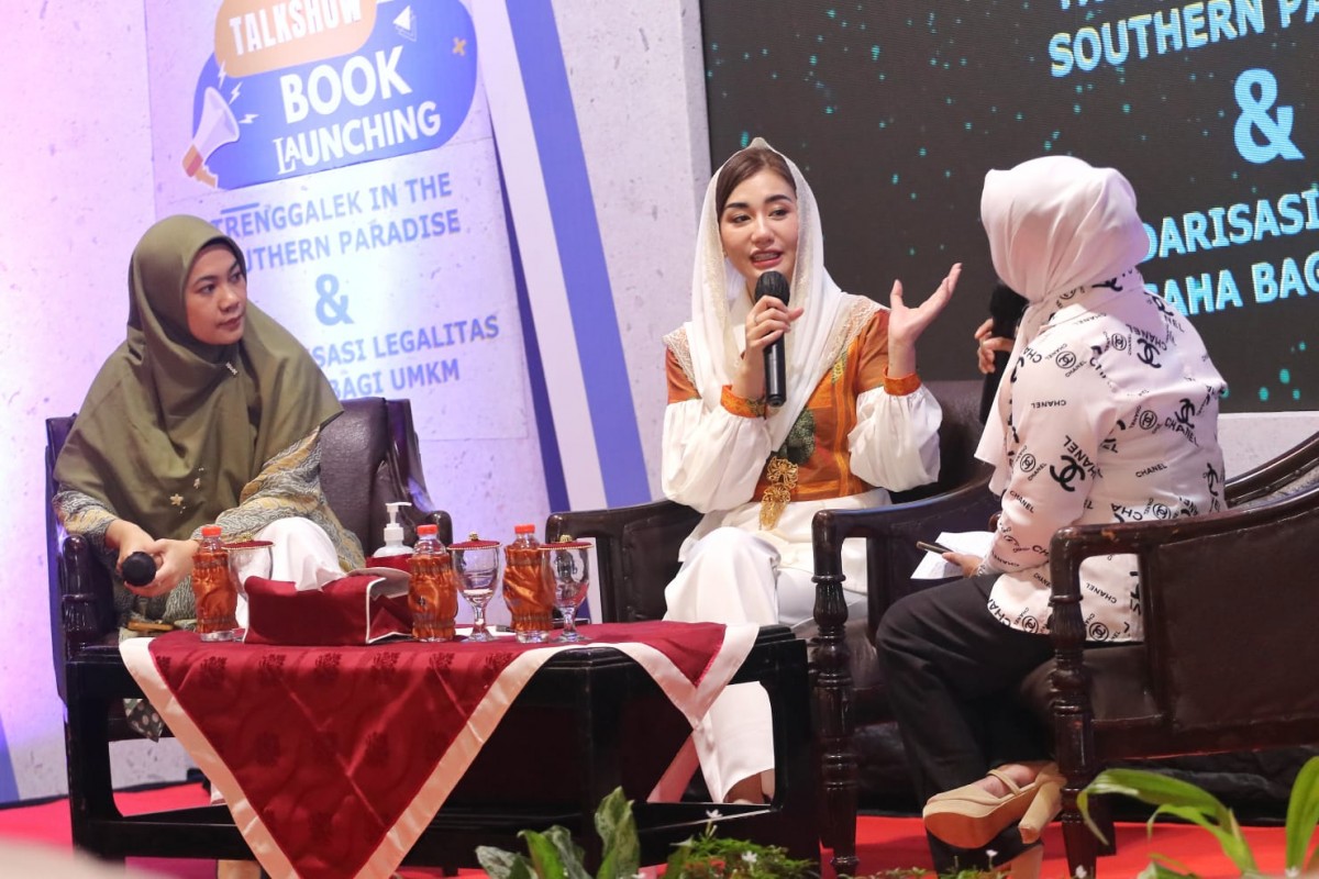 Novita Hardini (tengah) saat merilis buku karyanya berjudul Trenggalek is The Southern Paradise (Foto-foto: Dok. Kominfo Trenggalek)