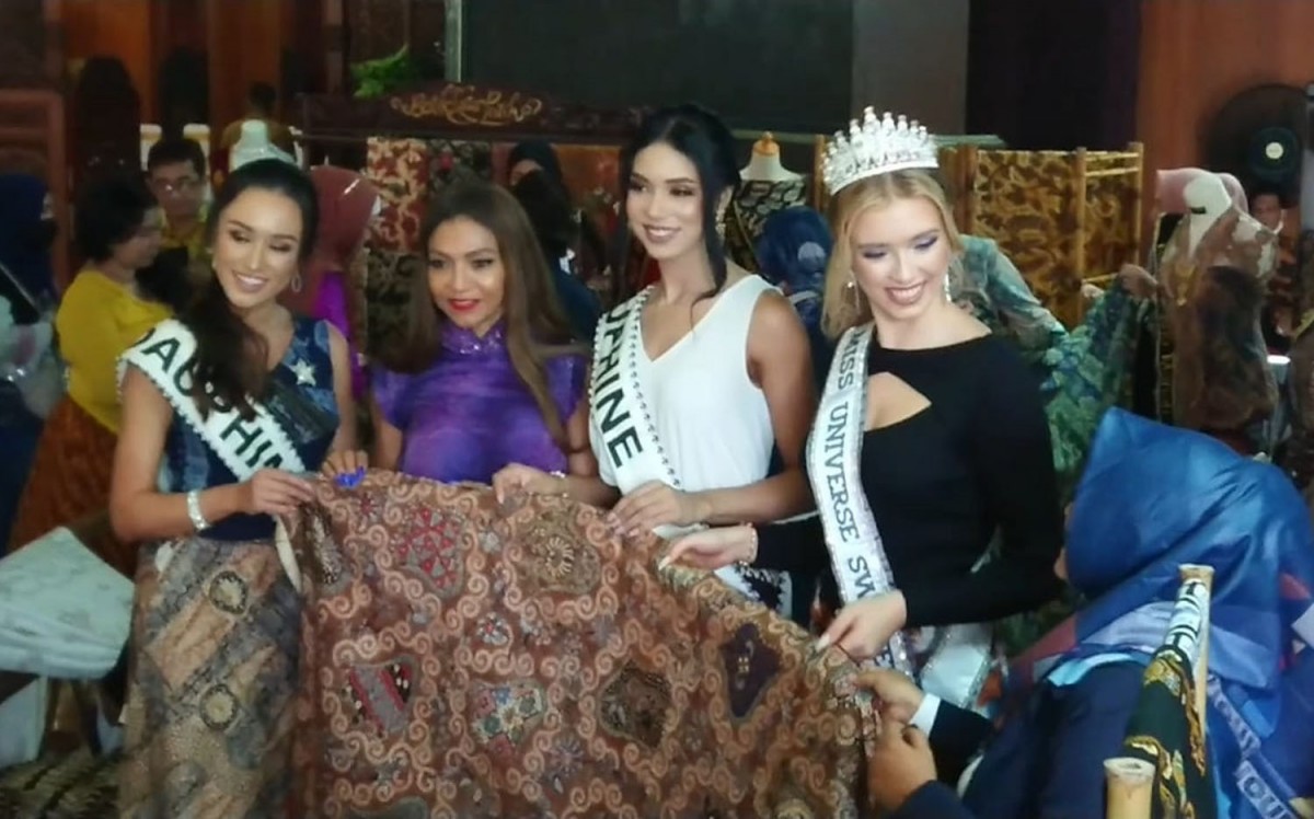 Miss Universe Switzerland, Alia Guindi saat ikut melelang batik Tulungagung (Foto-foto: Bramanta Pamungkas/jatimnow.com)