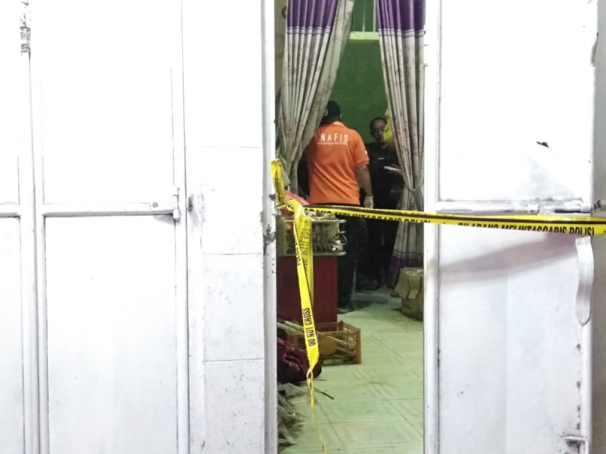 Polisi melakukan olah TKP di tempat kerja korban (Foto: Achmad Supriyadi/jatimnow.com)