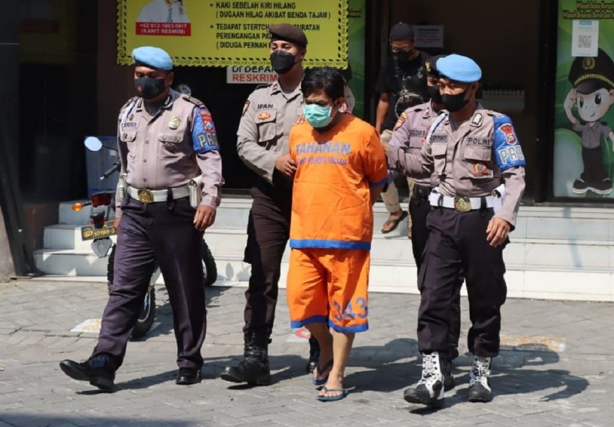 Zaenudin, suami yang membunuh istri sirinya saat digiring anggota Satreskrim Polresta Sidoarjo pada Juli 2022 (Foto: Humas Polresta Sidoarjo)