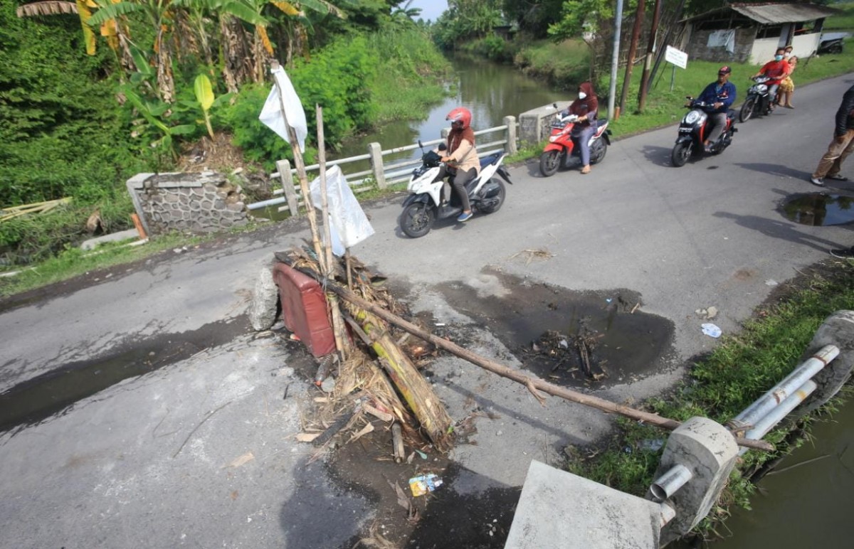 Mirisnya Jembatan Rusak di Sidoarjo: Sofa hingga Pohon Pisang Jadi Penanda