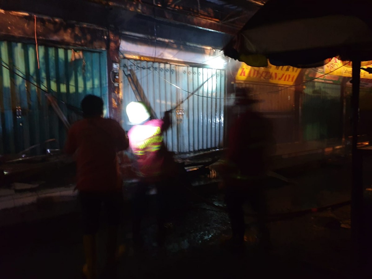 Petugas saat melakukan memadamkan kobaran api di ruko Pasar Bandung, Tulungagung. (foto: Polres Tulungagung for jatimnow.com)