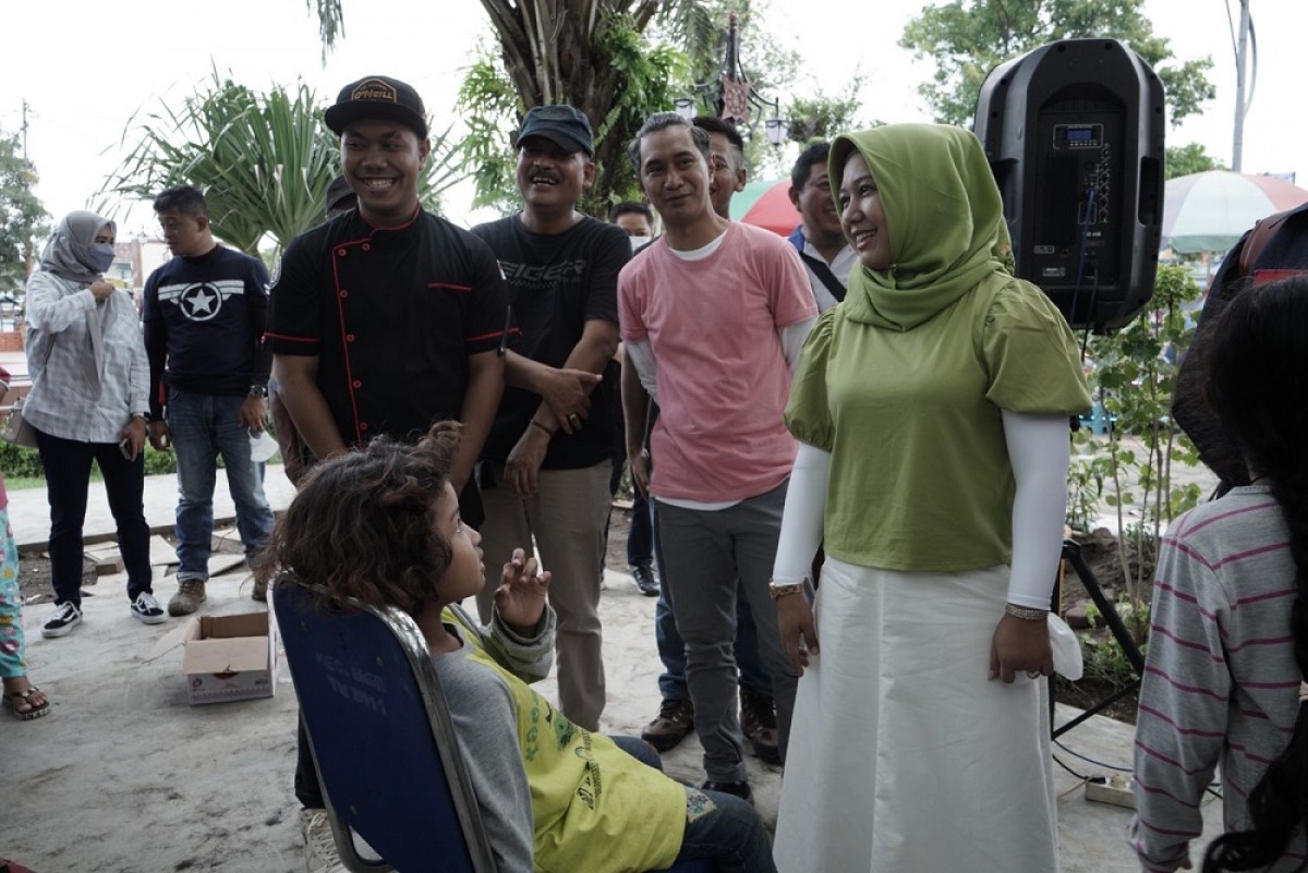 Wali Kota Mojokerto saat melihat aksi cukur sambil beramal. (Foto-foto: Vandi for jatimnow.com)