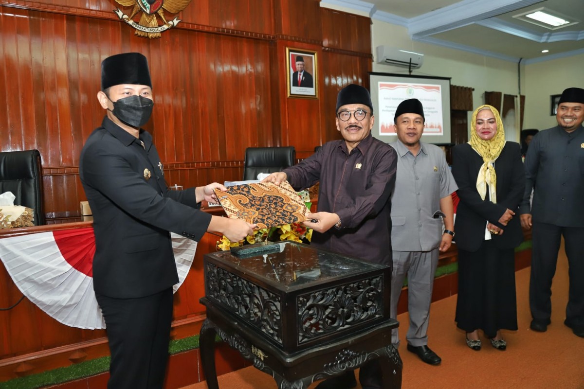 Bupati Mochamad Nur Arifin (Mas Ipin) di Gedung DPRD setempat (Foto: Dok. Kominfo Trenggalek)