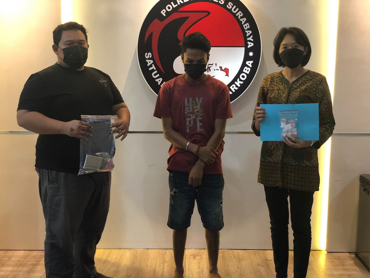 Pelaku pengedar sabu dianggap jeli lantaran menjual di tengah keramaian warkop. (foto: Satnarkoba Polrestabes Surabaya for jatimnow.com)