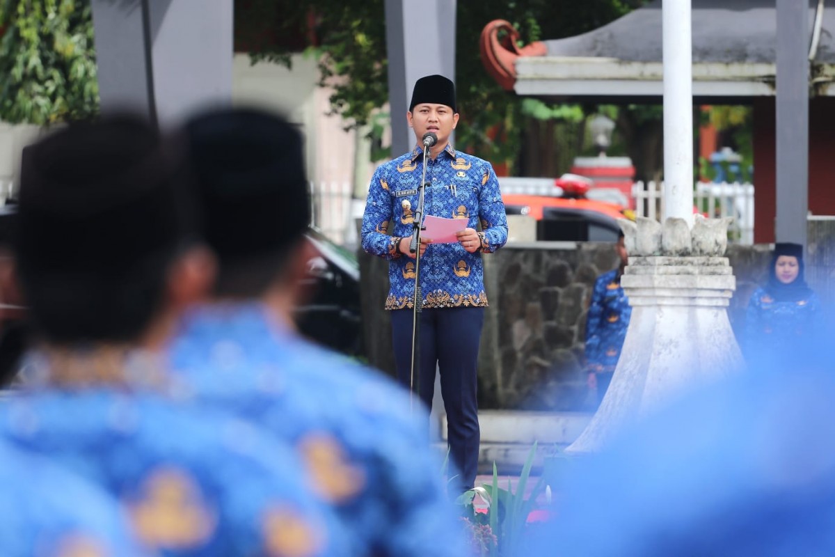 Mas Ipin saat memberikan arahan pada Hari Korpri ke-51. (foto: Kominfo Trenggalek for jatimnow.com)