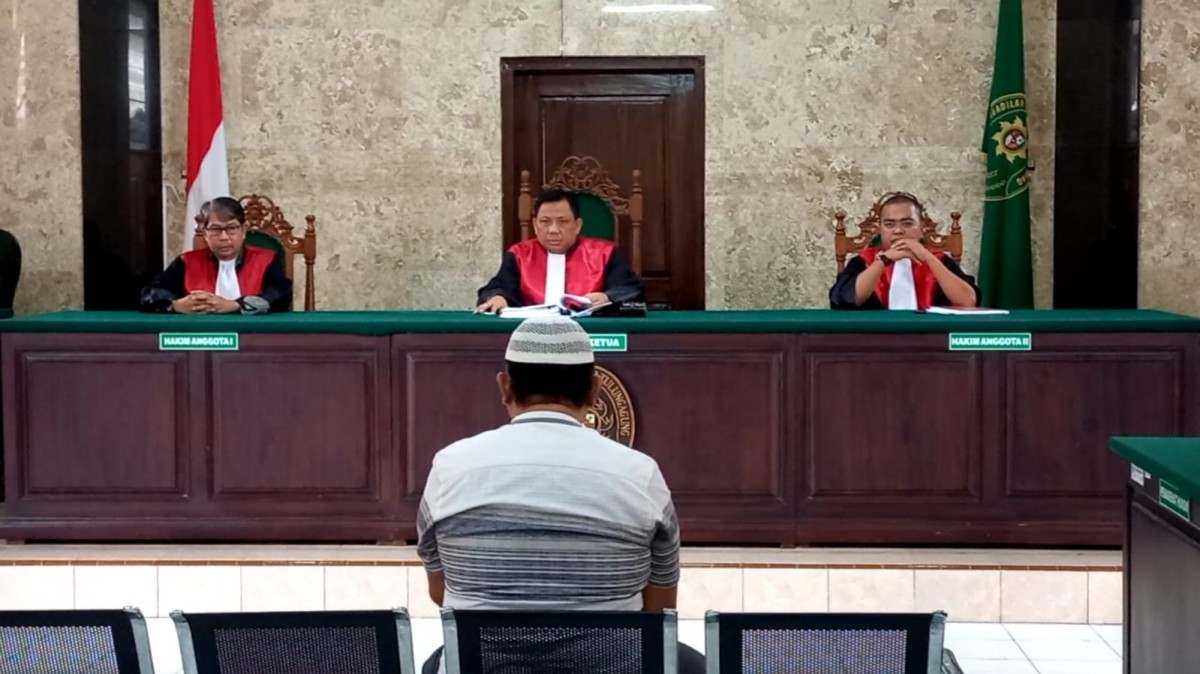 Terdakwa saat mengikuti persidangan di PN Tulungagung. (foto: Bramanta Pamungkas/jatimnow.com)