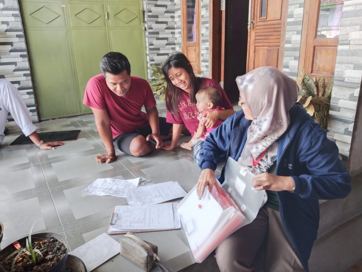 Petugas KPU Tulungagung saat melakukan verifikasi faktual. (foto: Bramanta Pamungkas/jatimnow.com)