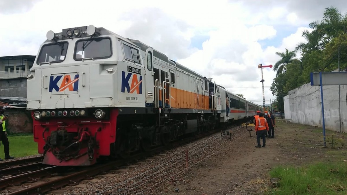 Kereta Api Kertanegara yang mogok di Tulungagung. (Foto: Bramanta Pamungkas/jatimnow.com)