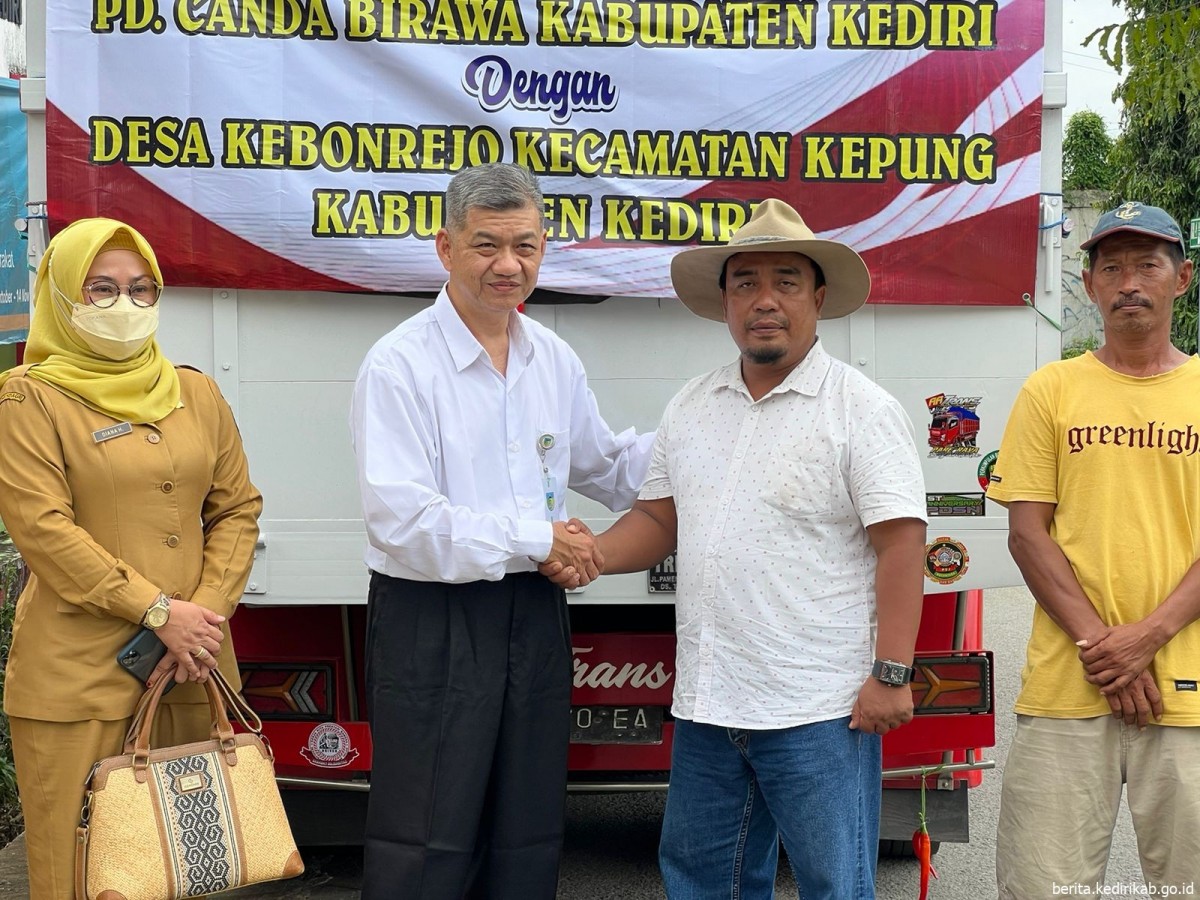 Pengiriman perdana cabai ke Jakarta dari Balai Desa Kebonrejo, Kecamatan Kepung, Kabupaten Kediri (Foto: Dinas Kominfo Kabupaten Kediri)