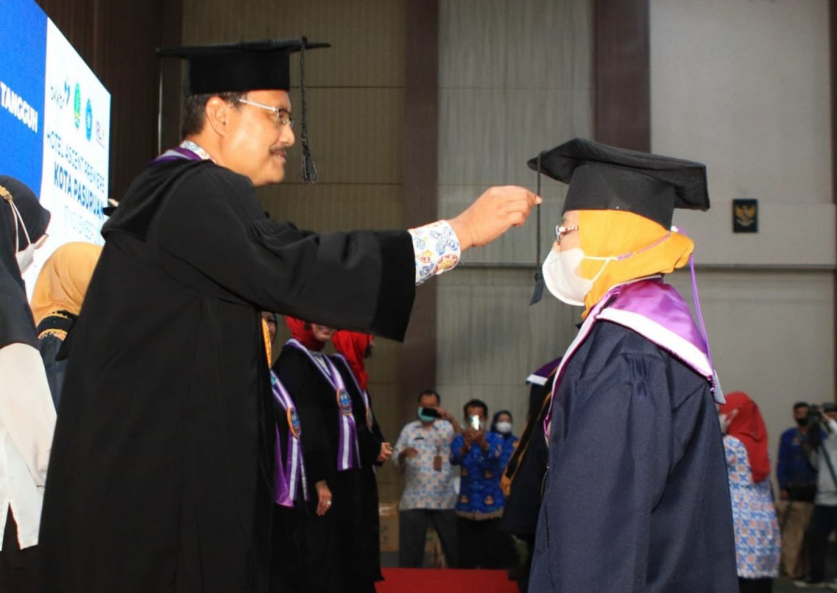 Wisuda 160 lansia di Kota Pasuruan yang lulus siswa Sekolah Lansia Tangguh (Selantang) - (Foto-foto: Pemkot Pasuruan)