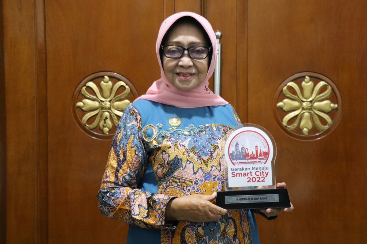 Bupati Jombang Hj Mundjidah Wahab saat menunjukkan penghargaan smart city 2022.(humas Pemkab Jombang)