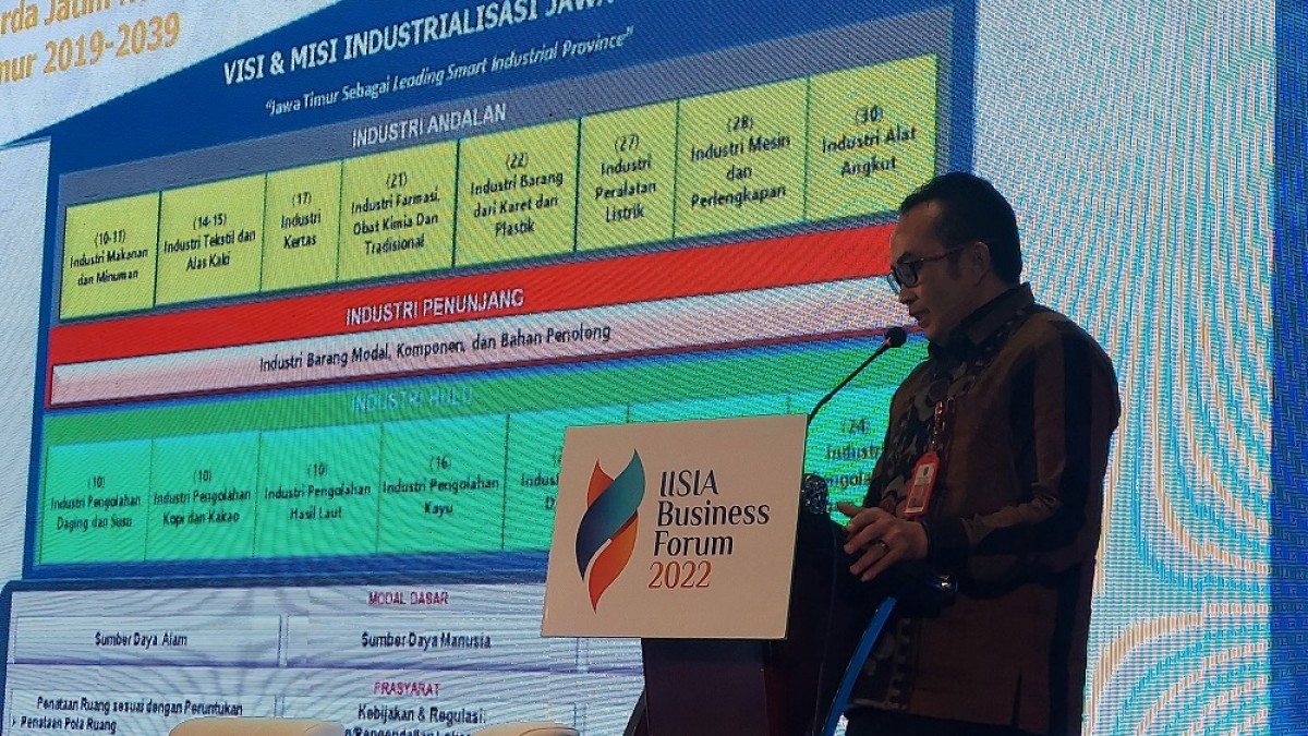 Sambutan Kepala Dinas Perindustrian & Perdagangan Jawa Timur Iwan, mewakili Gubernur Jatim dan Staf Khusus Menteri Koordinator Bidang Perekonomian I Gusti Putu Suryawirawan di IISIA 2022. (Foto: Ni'am Kurniawan/jatimnow.com)