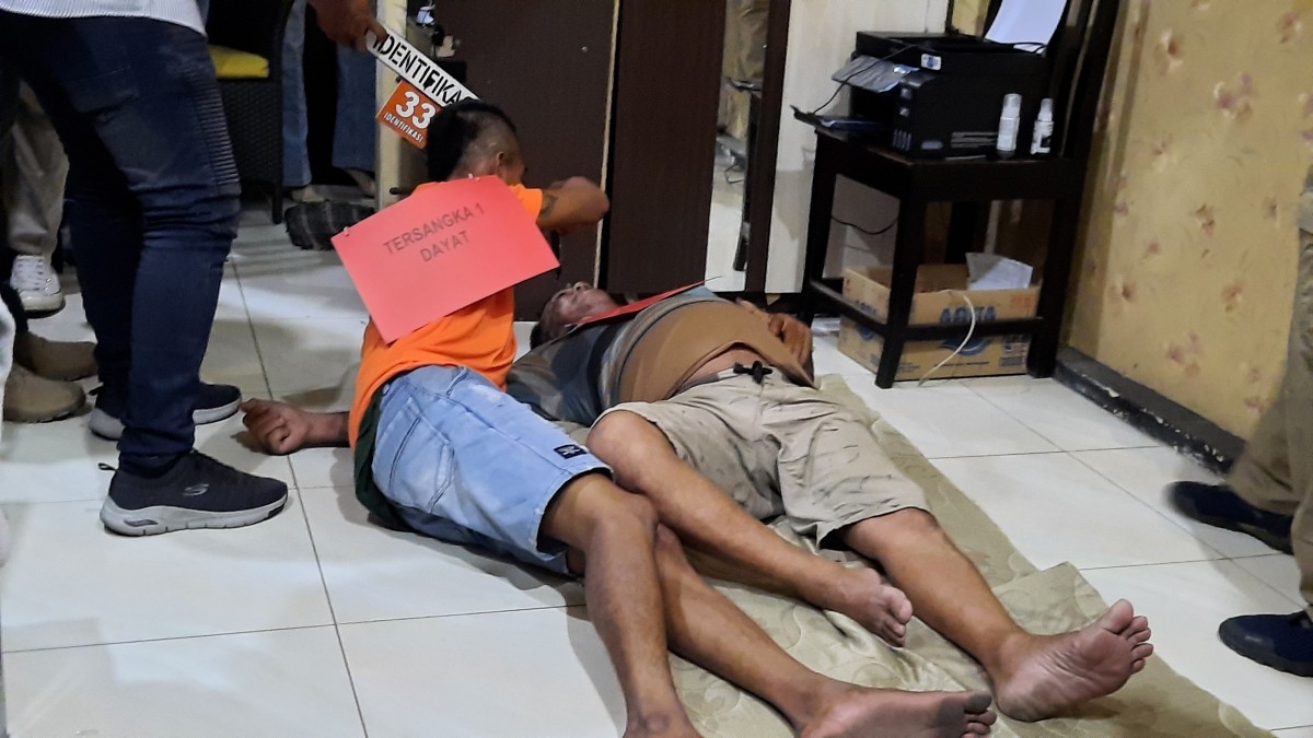 Pelaku Dayat saat memperagakan pembunuhan terhadap kader IPNU (Foto-foto: Achmad Supriyadi/jatimnow.com)